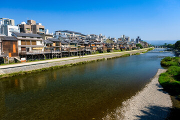 Fototapeta na wymiar 京都市 鴨川と四条の街並み