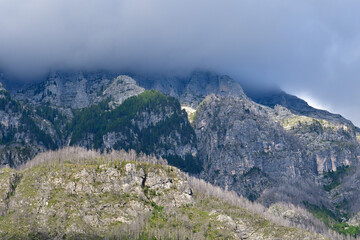 Mount Cimone im Raccolana-Tal in Italien im Nebel