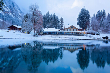 Fototapeta premium Wunderschöner Bergsee in den Schweizer Alpen im Winter, Schweiz