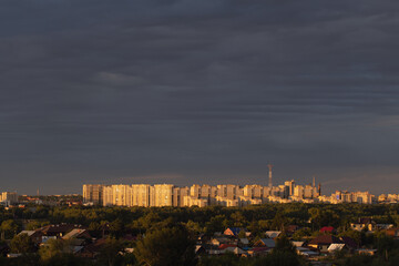 Naklejka premium Panoramic view of city with skyline with blue sky with tall buildings and sector of cottages with trees.