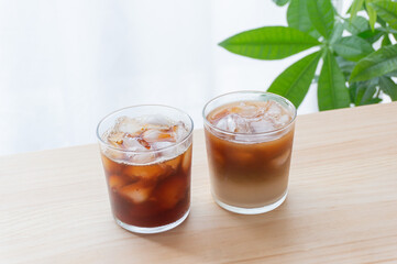 テーブルに並んだカフェラテとアイスコーヒー