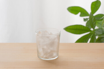 氷の入ったグラス