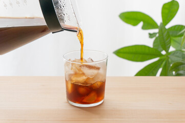 アイスコーヒーを注ぐ