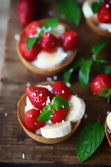 Strawberry banana tartlets. Healthy summer dessert with strawberries.