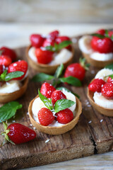 Strawberry banana tartlets. Healthy summer dessert with strawberries.