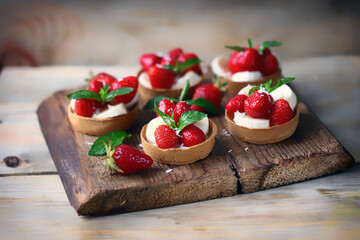 Strawberry banana tartlets. Healthy summer dessert with strawberries.