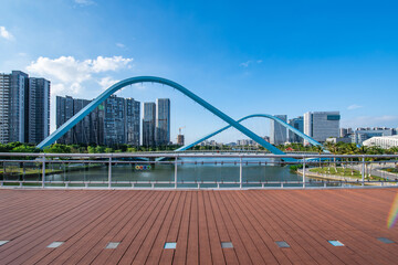 Obraz premium Scenery of Jiaomen River Pedestrian Bridge in Nansha, Guangzhou, China