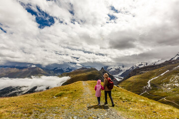 Obraz premium tourist girls mother and daughter and mountain views