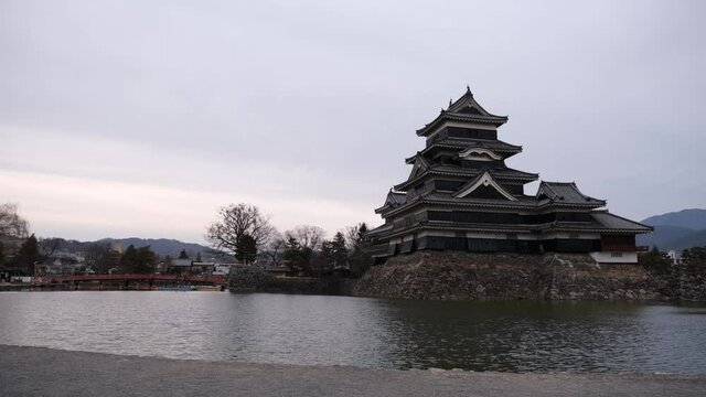 夕暮れの松本城