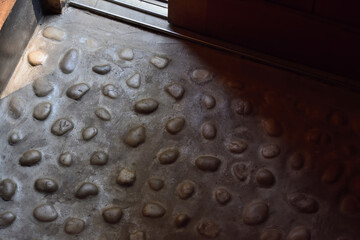 光が差し込む玄関