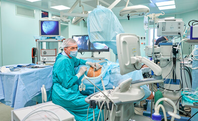 surgeon performs kidney surgery
