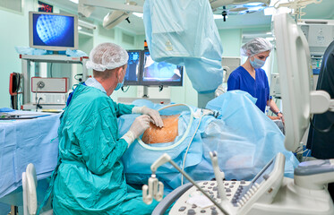 surgeon performs kidney surgery