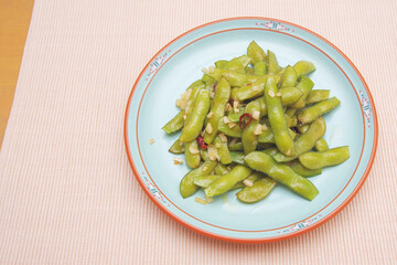 茹でた枝豆をペペロンチーノ風に味付けした