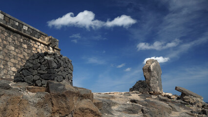 Fototapeta premium rock in the sky, castilo de San Gabriel, Lancarote, Canary islands 