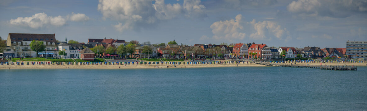  Panoramic view of the coastal landscape with the beach and port of Wyk auf F&ouml;hr from a ferry. North Sea island in North Frisia, Schleswig-Holstein. 