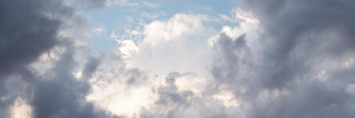 Sfondo colorato del cielo, vista sulla natura rilassante, sfondo naturale per le citazioni