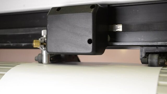 Cutting plotter, smart technique in the production process, cut vinyl, turn the knife