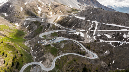 Paysage et route en lacets au Col de l'Izoard, Hautes-Alpes, France
