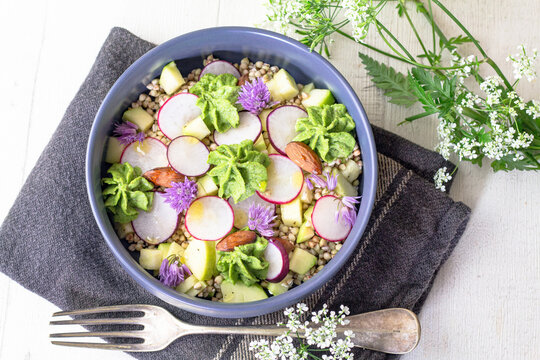 Salade de graines de sarrasin au pesto de fanes de radis