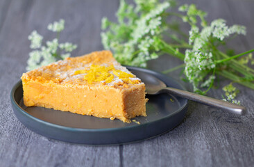 Part de gâteau à la patate douce et zeste de citron