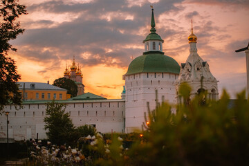 Fototapeta na wymiar Sunset in the Trinity Lavra of St. Sergius (Sergiyev Posad, Russia)