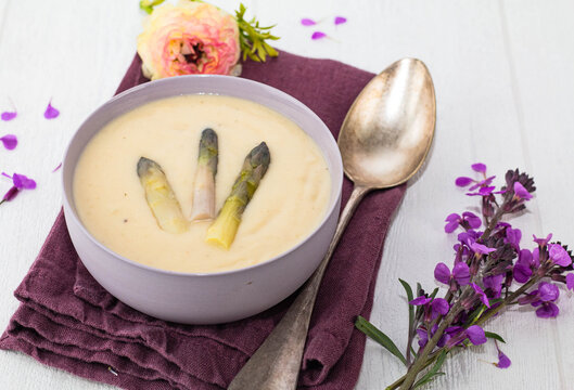 Bol de soupe d'asperge