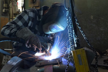 Schweißer in der Industrie - Metallverarbeitung - Arbeiter mit Schutzausrüstung