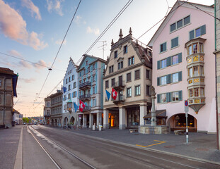 Obraz premium Zurich. Old city embankment and medieval houses at dawn.