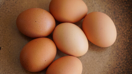 Conjunto de ovos crus