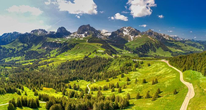 Luftaufnahme vom Gantrisch (Gurnigel) Schweiz Juni 2021 