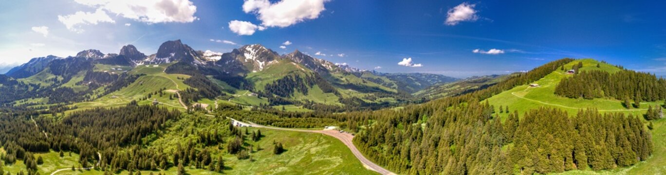 Luftaufnahme vom Gantrisch (Gurnigel) Schweiz Juni 2021 
