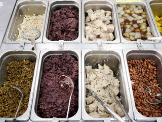 台湾の豆花屋さんのトッピング（タロイモ、小豆、金時豆、緑豆）