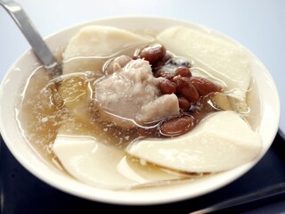 台湾の豆腐スイーツ、豆花（タロイモと金時豆トッピング）
