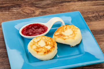 Cottage cheese pancakes with strawberry jam