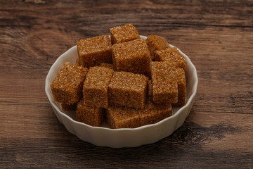 Cane sugar cubs in the bowl