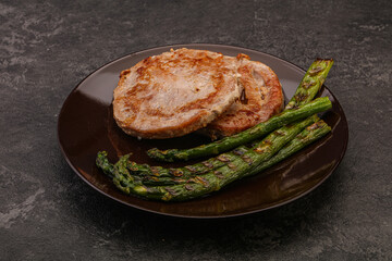 Grilled tuna steak with asparagus