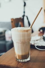 Ein Eis-Latte-Macchiato auf einem Esstisch