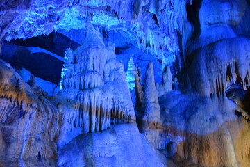 souterrain grotte stalagmite calcaire couleur bleu rochers