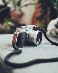 Eine Retro-Kamera auf Textil-Untergrund