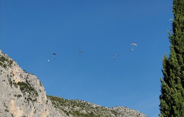 Fototapeta na wymiar parapentes dans le ciel de provence