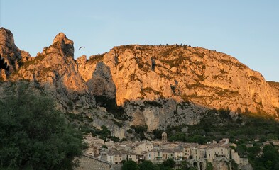 lorsque le coucher de soleil illumine la montagne d'une belle couleur orangée