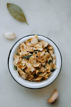 sliced dried garlic