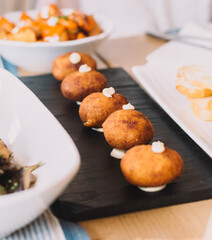 Ración de croquetas gourmet rellenas de marisco