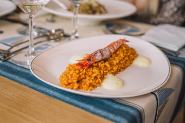 Un delicioso plato gourmet de arroz con cigala y gamba
