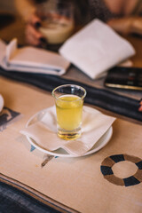 Chupito de limonchelo digestivo para despues de comer