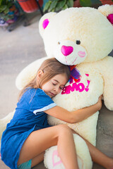Kleines Mädchen mit einem großen Teddybär