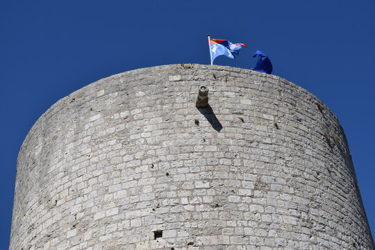 château Dourdan drapeau ciel bleu pierre tour architecture moyen age histoire médiéval