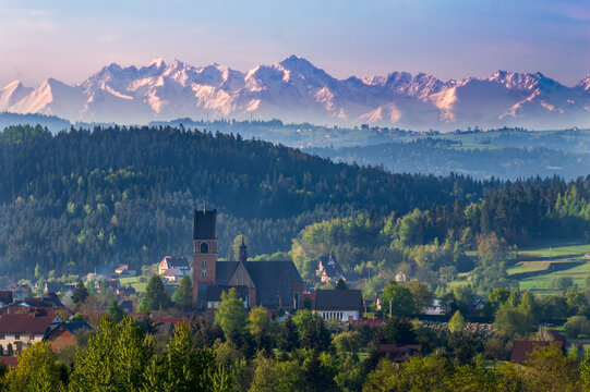 Kości&oacute;ł w Rabce z widokiem na Tatry