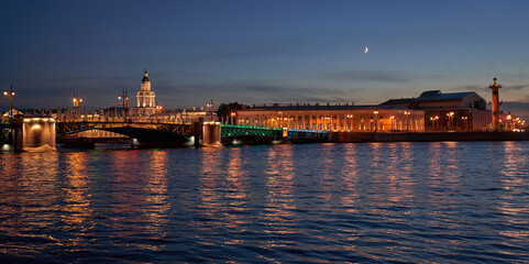Fototapeta premium Russia, Saint Petersburg, night landscape with a view of the kunstkamera across the Neva River