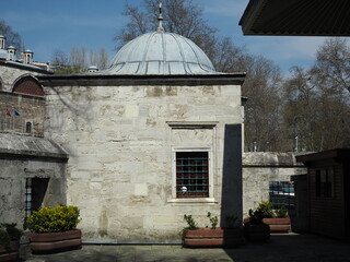 Obraz premium A fountain of a mosque in front of street that has much ornamental material like columns in Istanbul